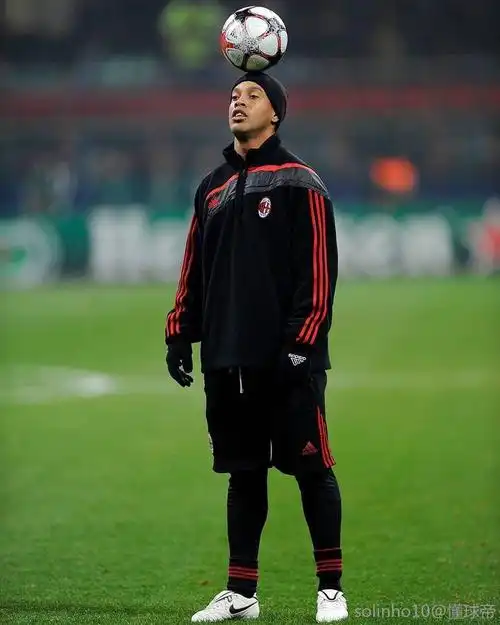 前锋在前场 前锋在前场